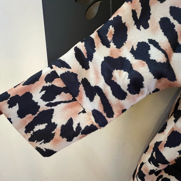 Leopard print trench coat statement piece. Fully lined. Jacket indoor/outerwear - Picture 7 of 8